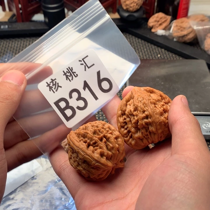 文玩核桃吊坠虎头王