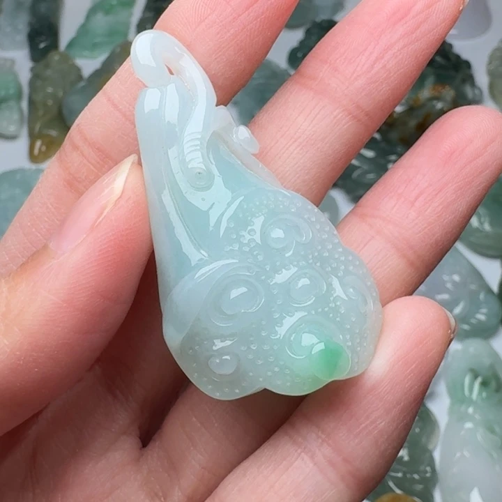 翡翠未镶嵌颈饰莲蓬