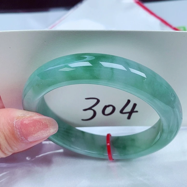 翡翠手镯未镶嵌翡翠