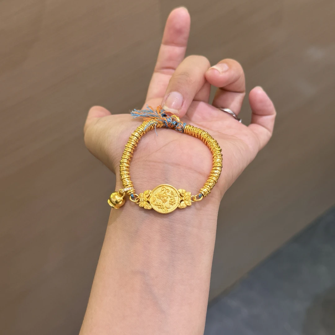 【菠萝珠宝】足金999 简约手工錾刻松鼠牌盘缠手串  金重：29.76克