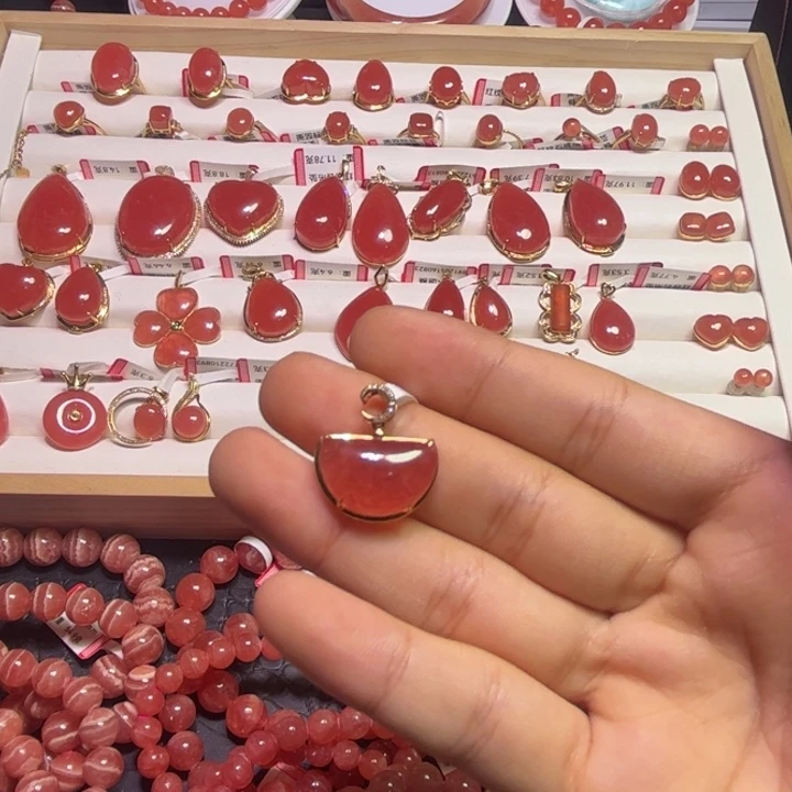 菱锰矿（红纹石）18K金镶嵌颈饰半月吊坠3.56g