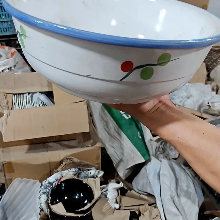 摆件盘子碗茶壶啥都有