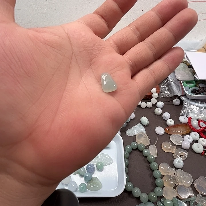 翡翠未镶嵌颈饰瓜