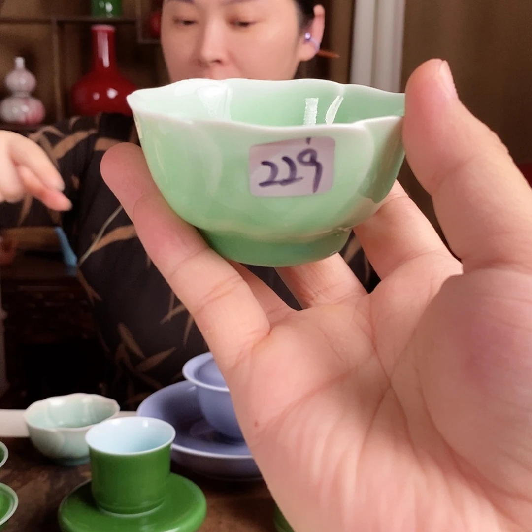 229号柴窑珍藏豆青雕刻杯