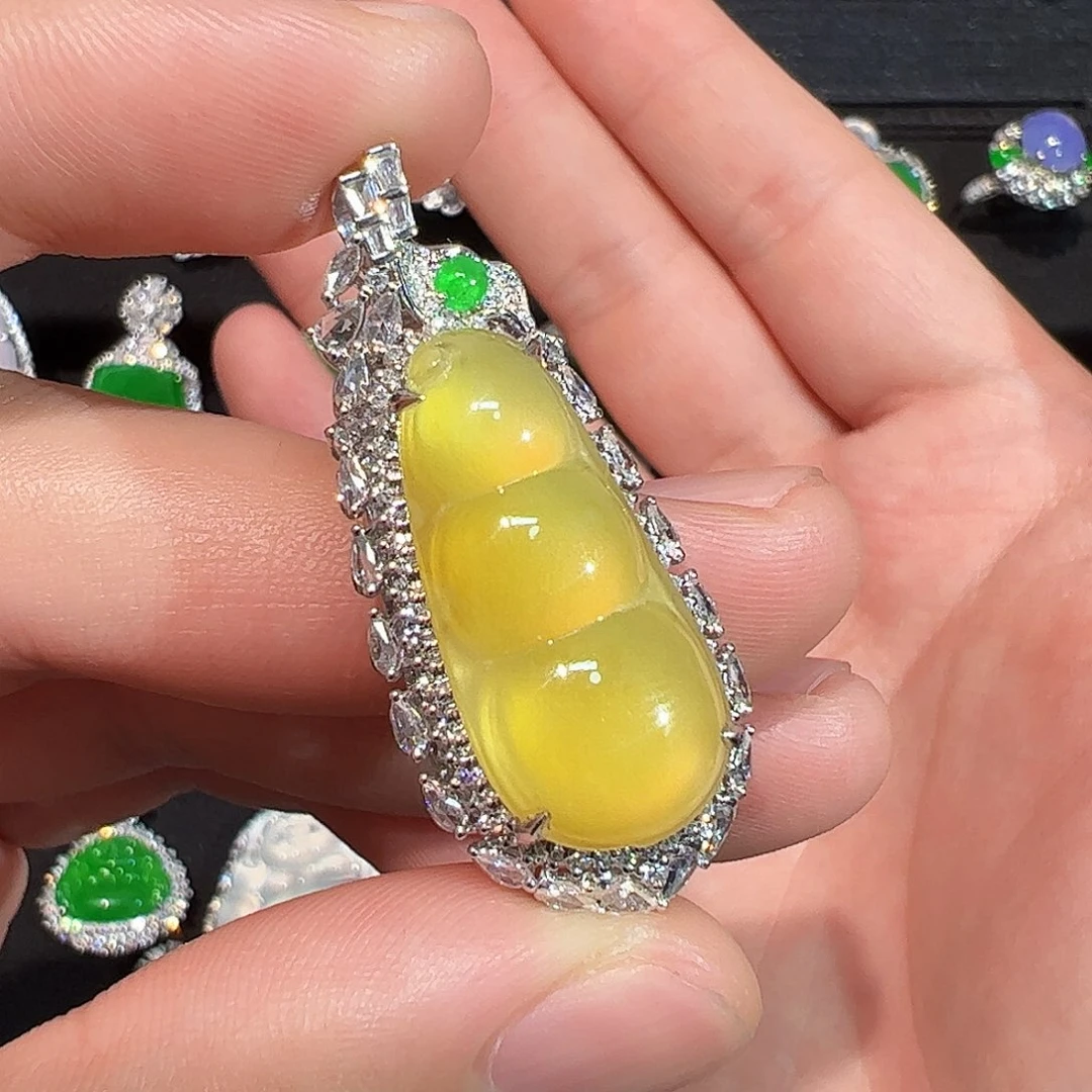 翡翠18K金镶嵌颈饰福豆