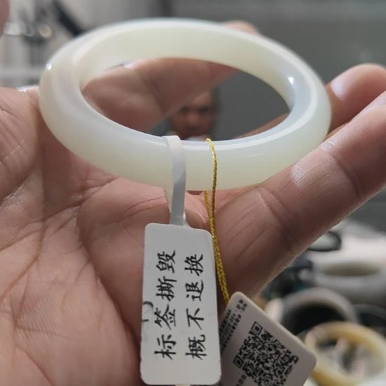 素***颜和田玉未镶嵌手镯