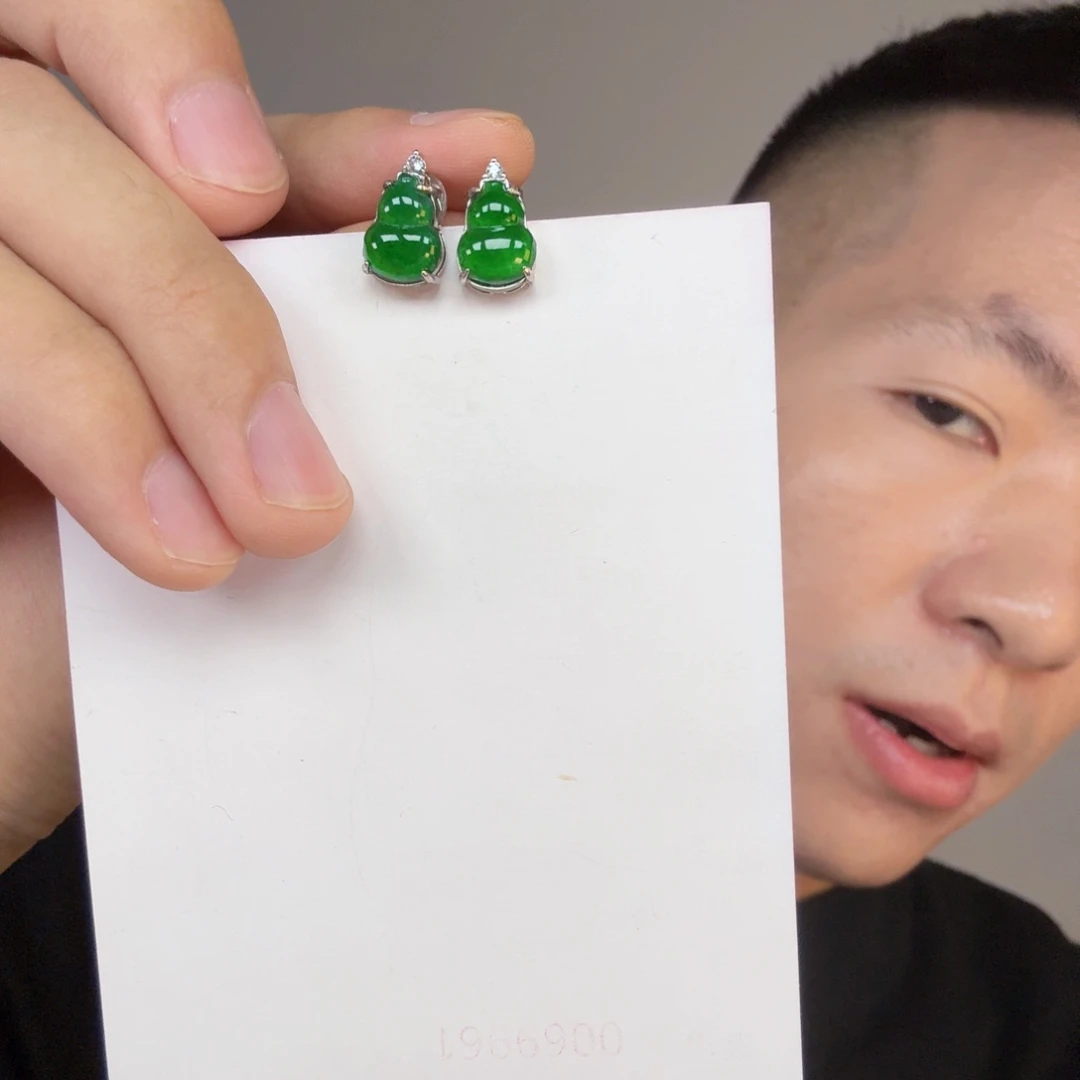 翡翠未镶嵌颈饰一对