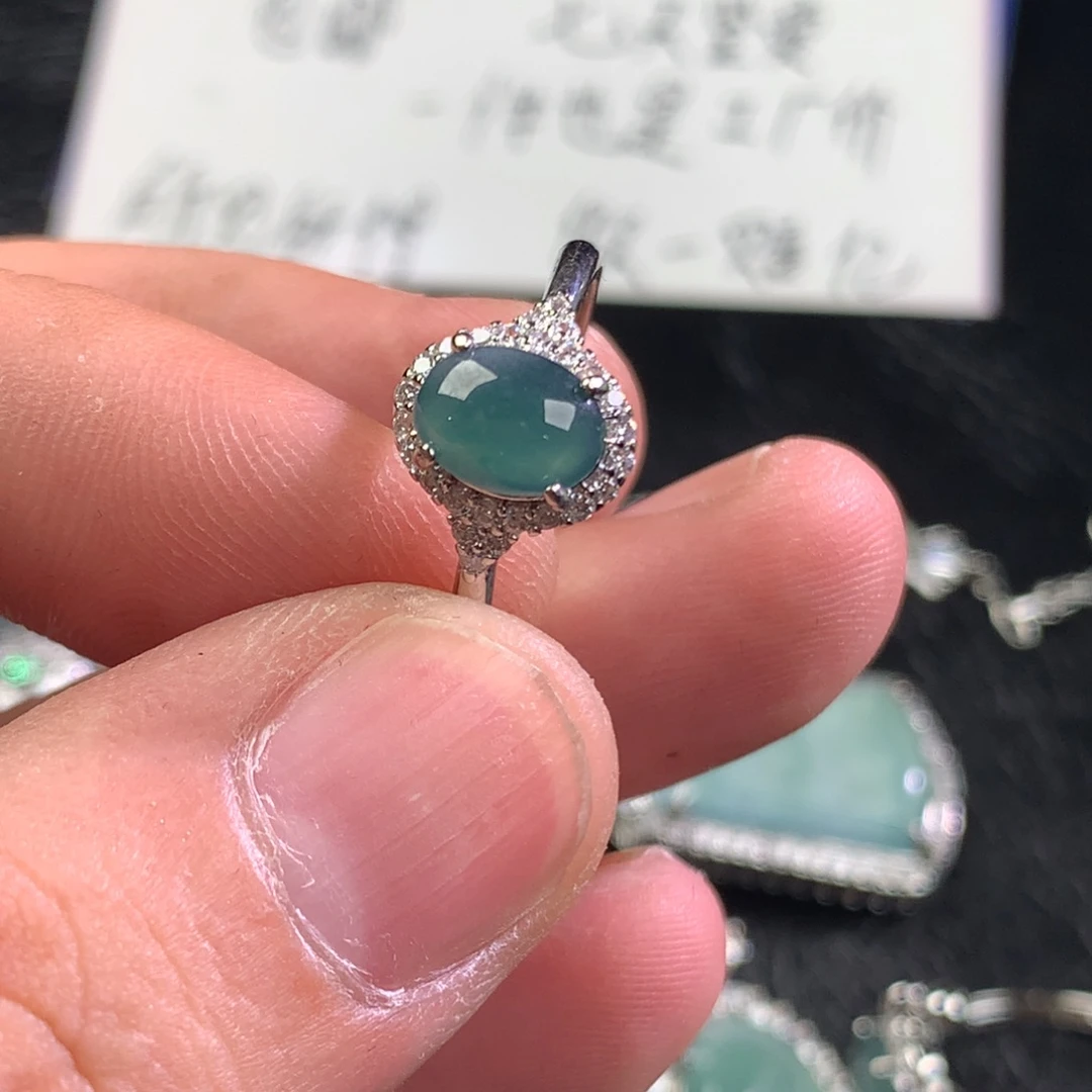 翡翠未镶嵌颈饰戒指