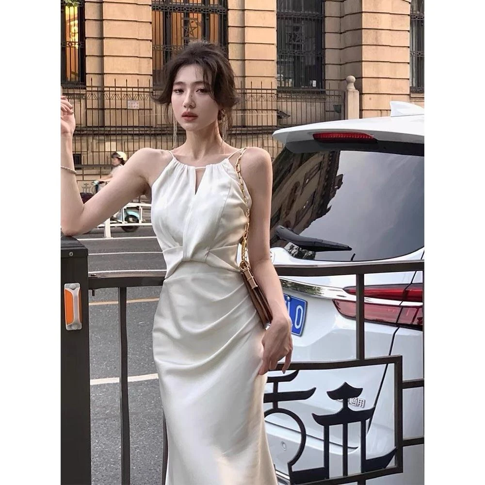 造物神白色挂脖吊带连衣裙女夏缎面鱼尾高级感长裙子