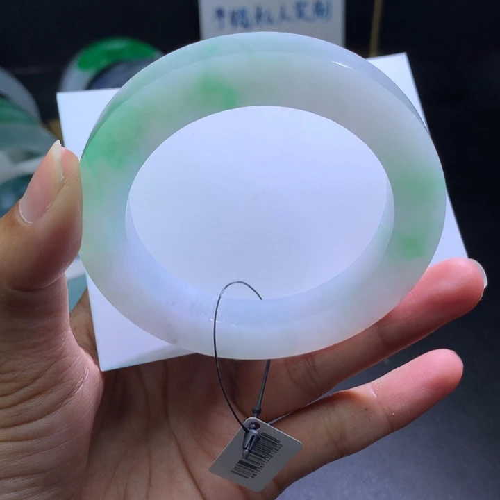 定制翡翠未镶嵌白底飘阳绿翡翠手镯