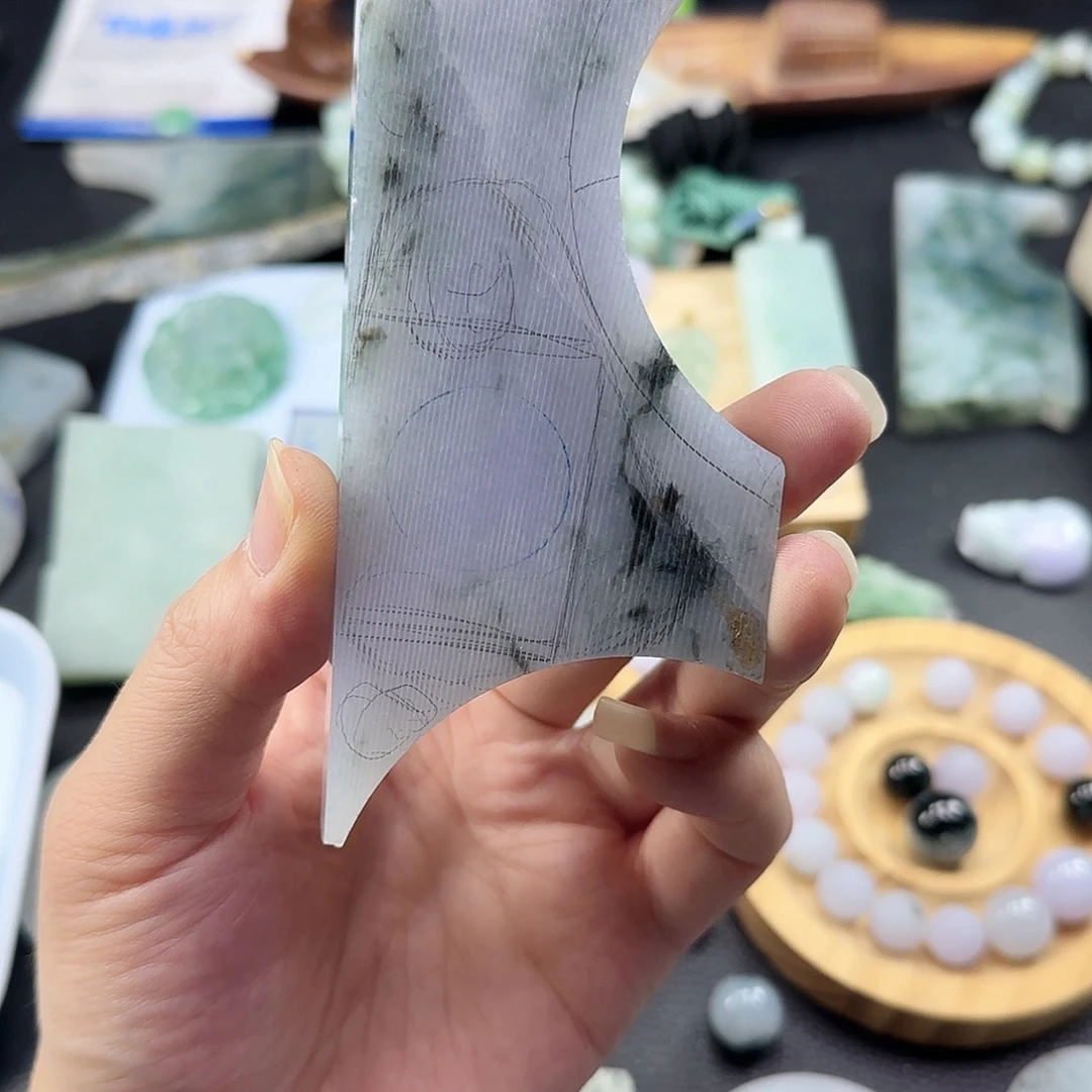 颈饰未镶嵌翡翠一整块