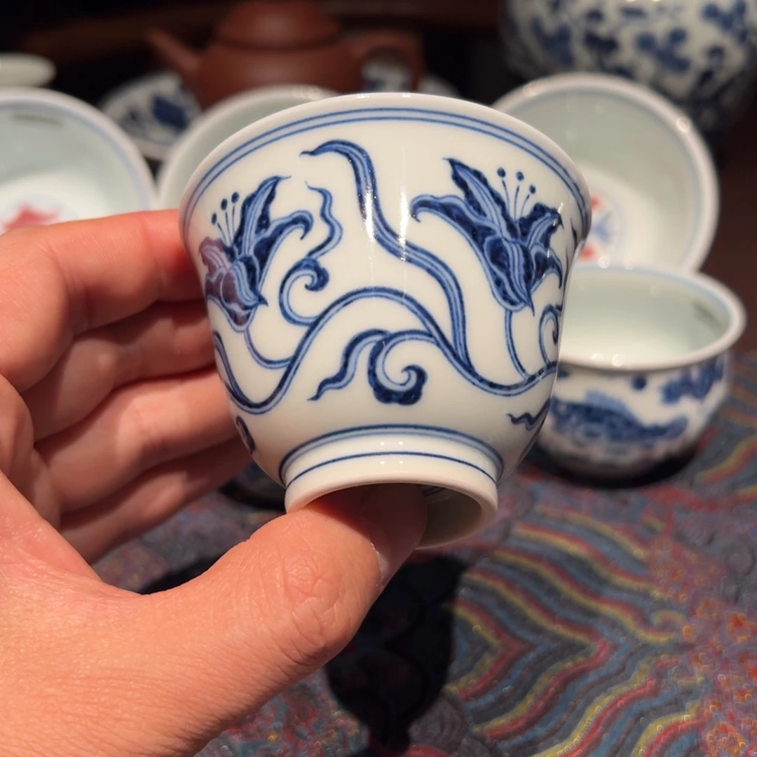 陶精品青花宣草纹铃铛杯口径约7.5厘米