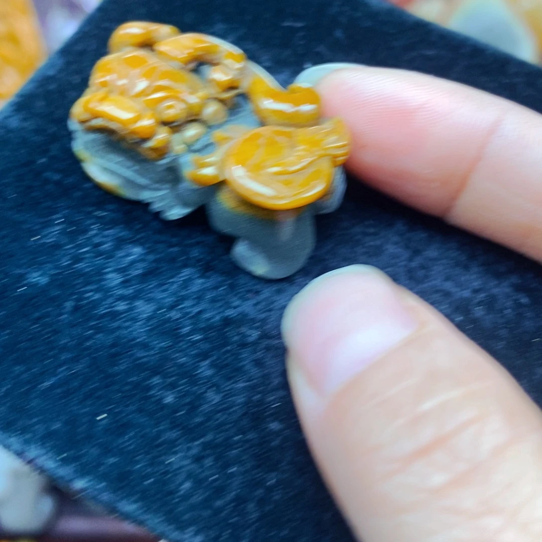 未镶嵌石英质玉（黄龙玉）颈饰