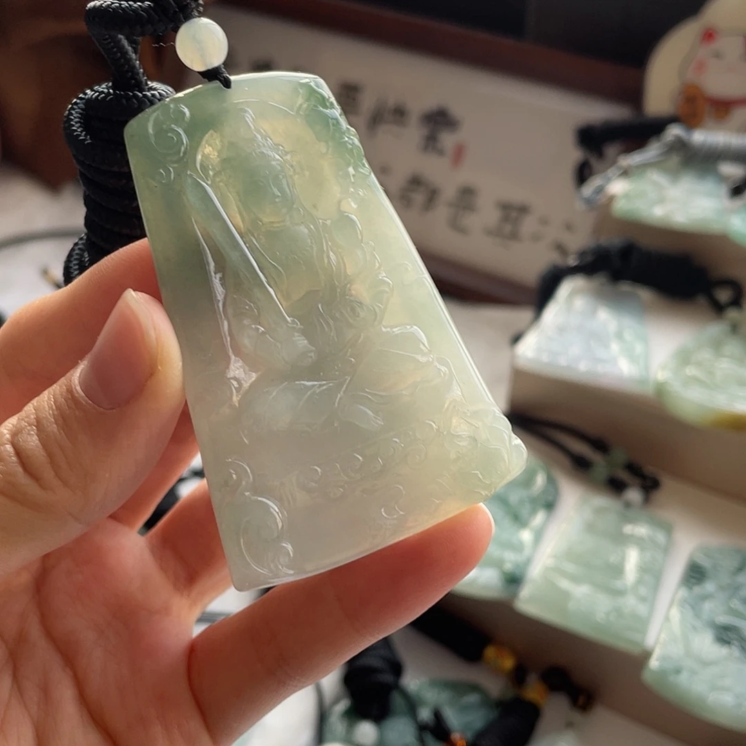 翡翠未镶嵌颈饰虚空藏