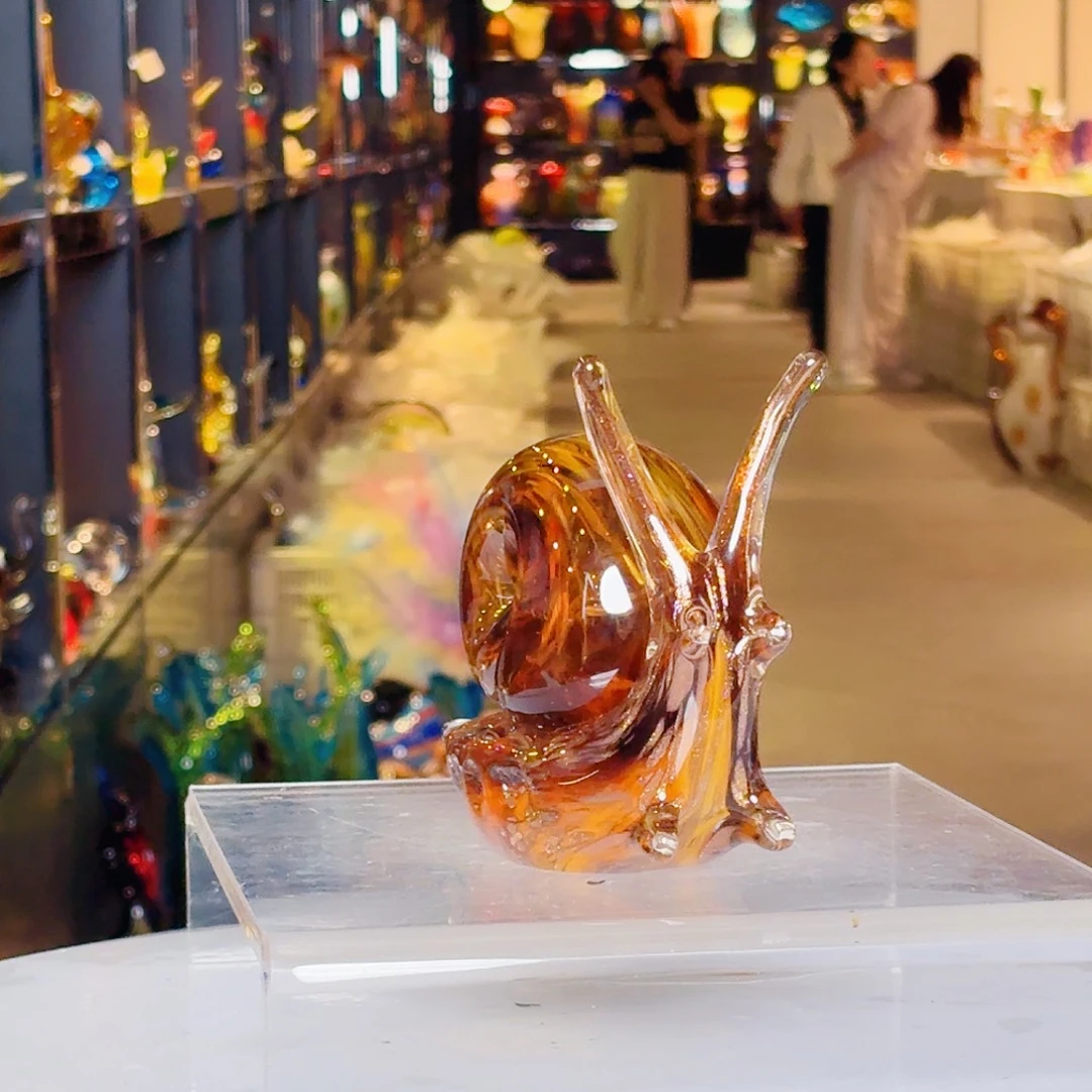 茶宠琉璃塔和塔顶建筑构成