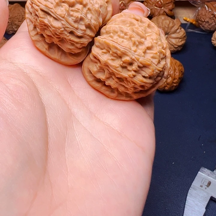 文玩核桃吊坠三角白37