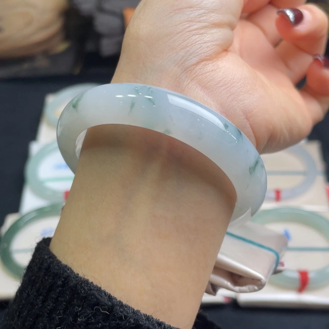 翡翠手镯未镶嵌翡翠手镯