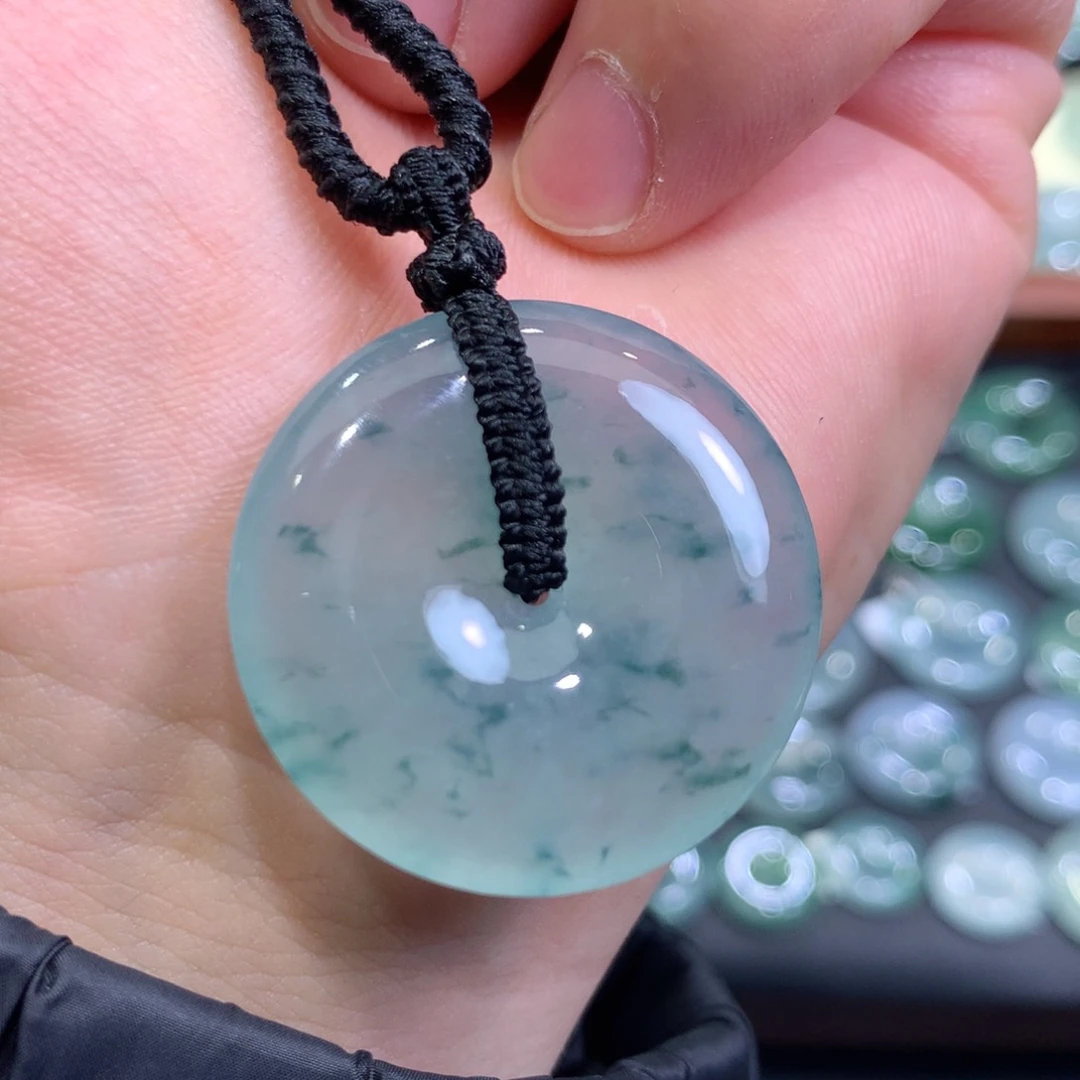 翡翠颈饰未镶嵌平安扣
