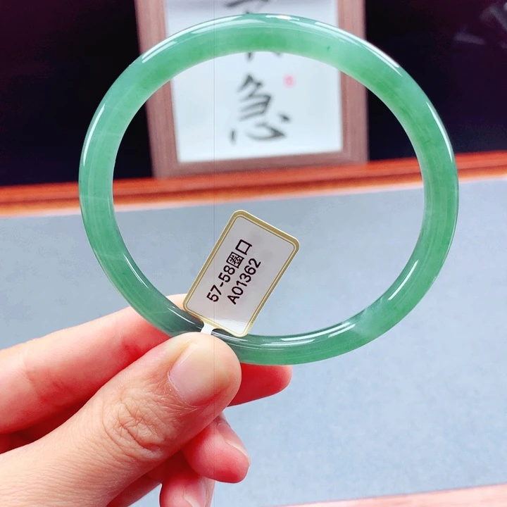 未镶嵌手镯翡翠圆镯
