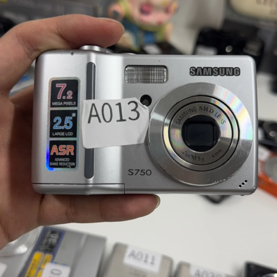 三.星S750         720万像素   3倍光学变焦  自备五号电池