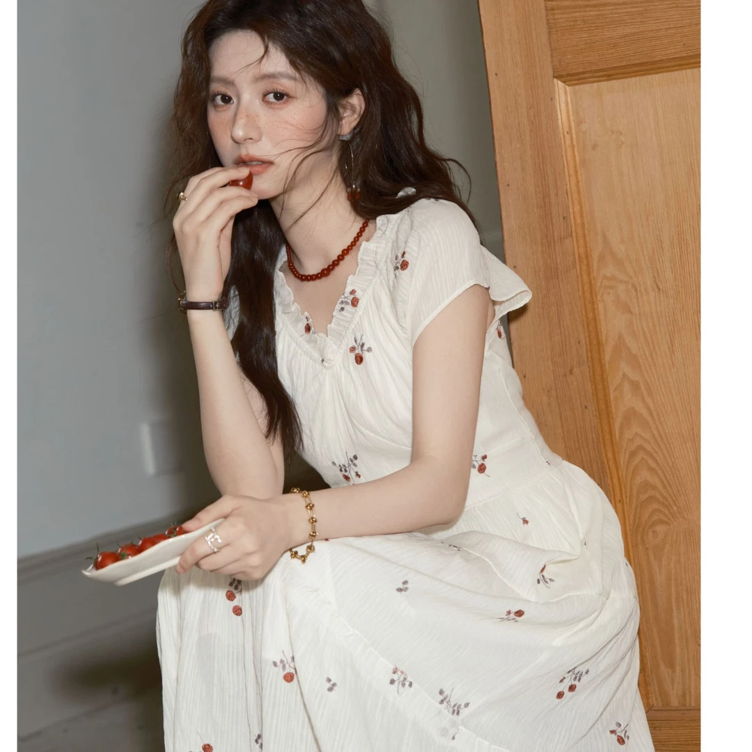 谜秀新品樱桃刺绣连衣裙女2025春V领宽松通勤文艺风长裙时尚