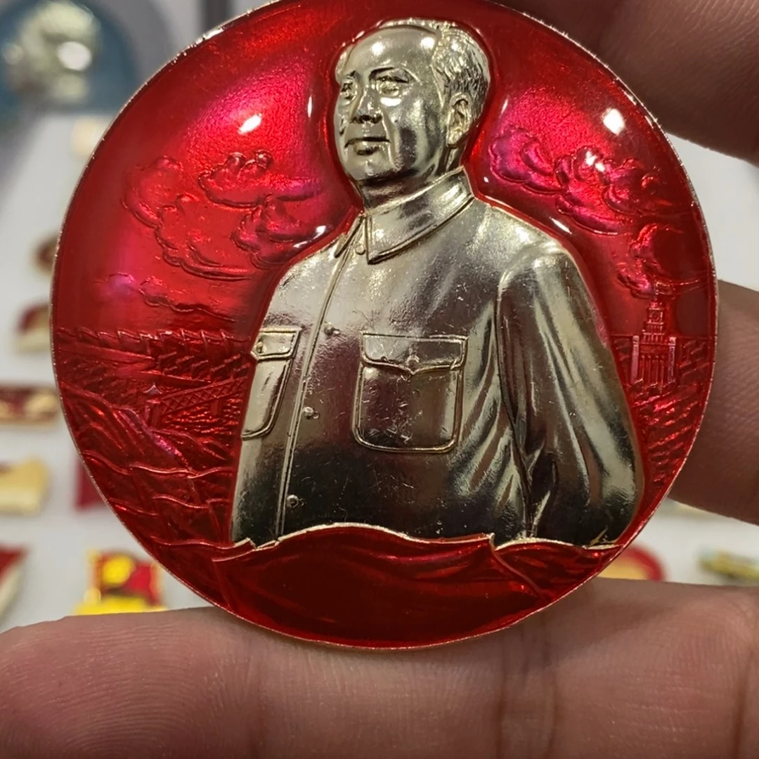 其他普通金属寶*红色纪念章小紧跟