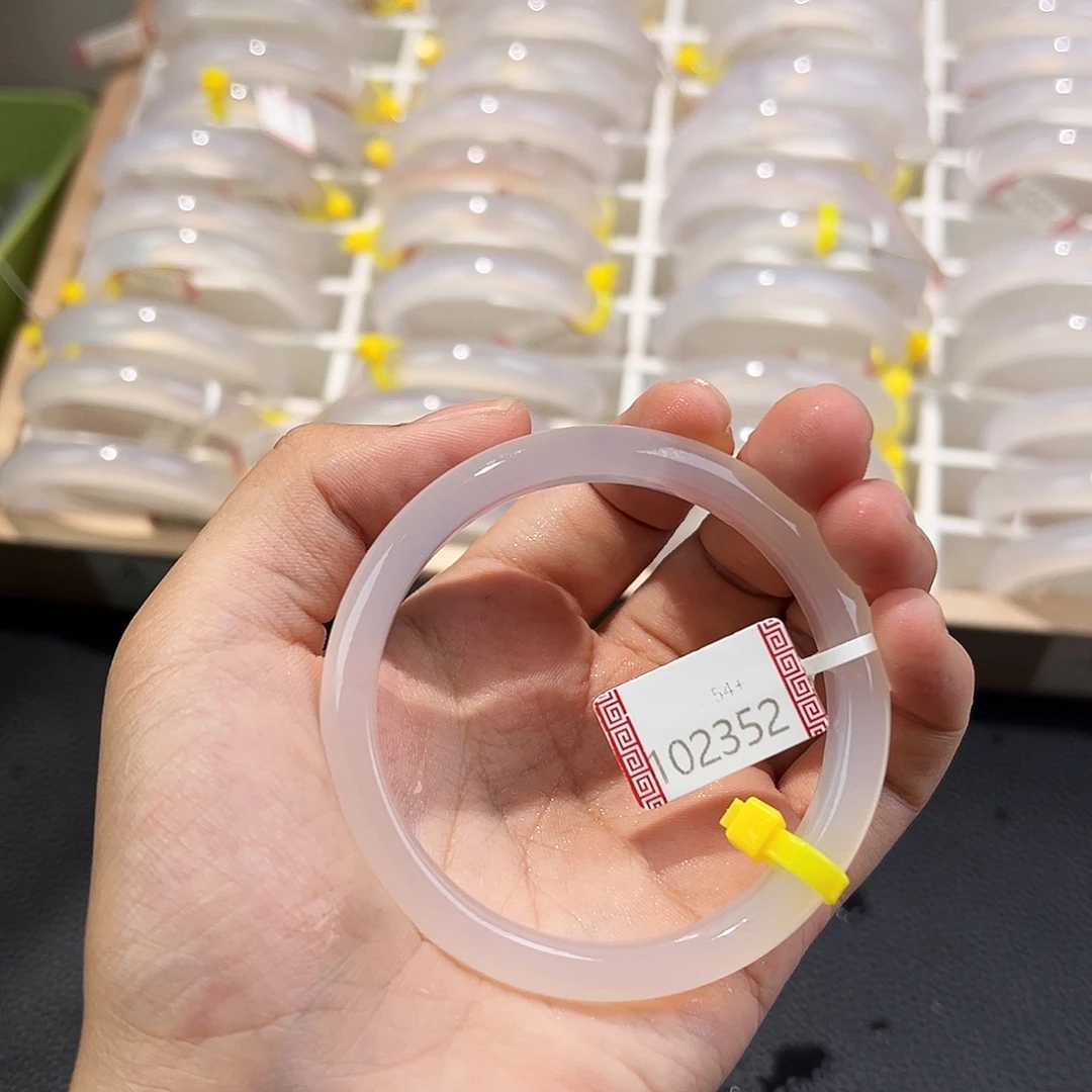 李***e玛瑙/玉髓手镯未镶嵌102352