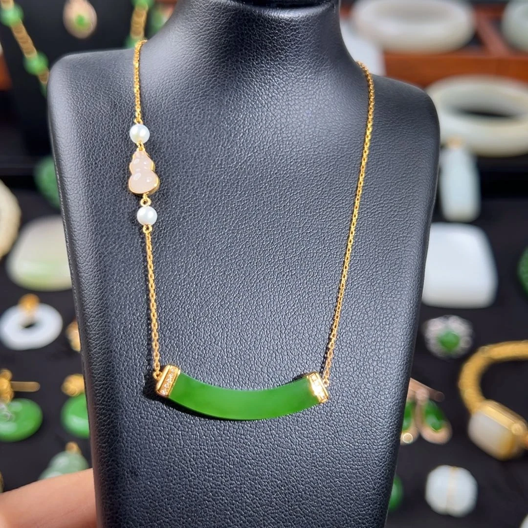 和田玉（碧玉）18K金镶嵌颈饰阳绿微笑套链