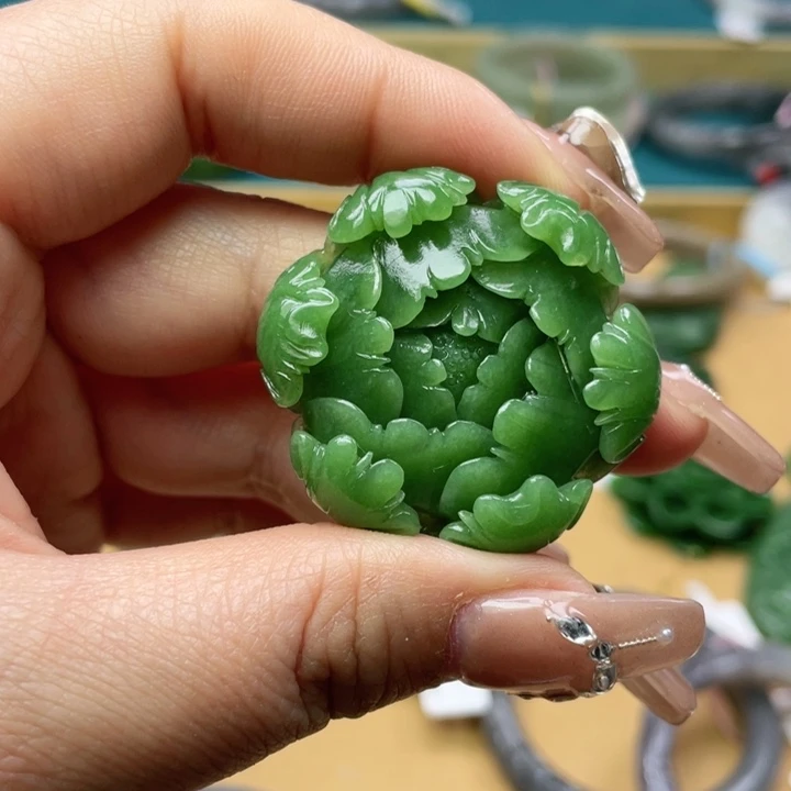 和田玉吊坠59+圈口。编号66未镶嵌