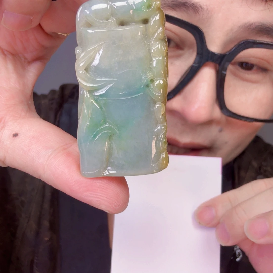 翡翠未镶嵌颈饰一件