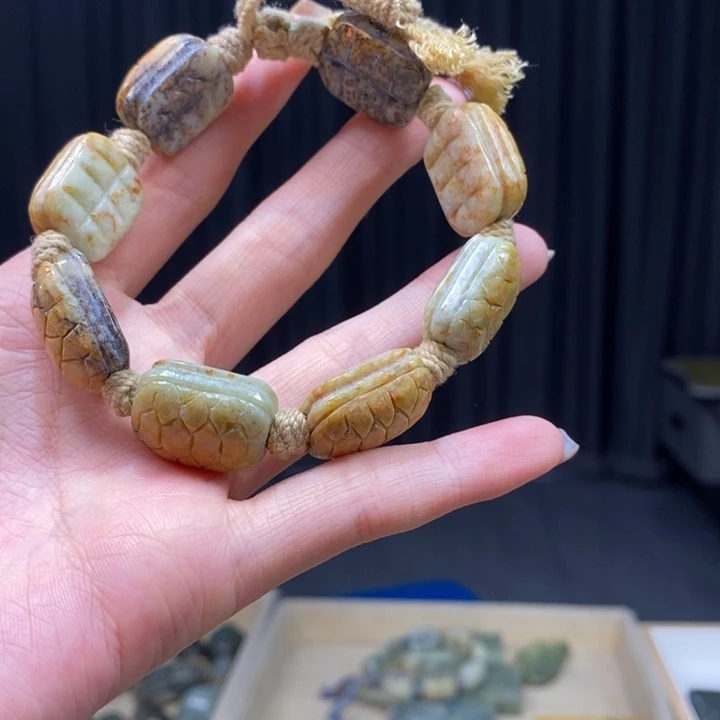 岫岩河磨玉（透闪石质玉）颈饰未镶嵌