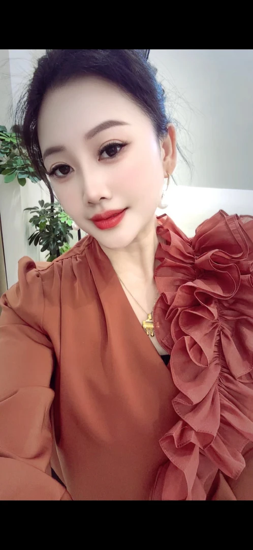 新款网红爆款气质轻奢时尚木耳边V领系带长袖衬衫