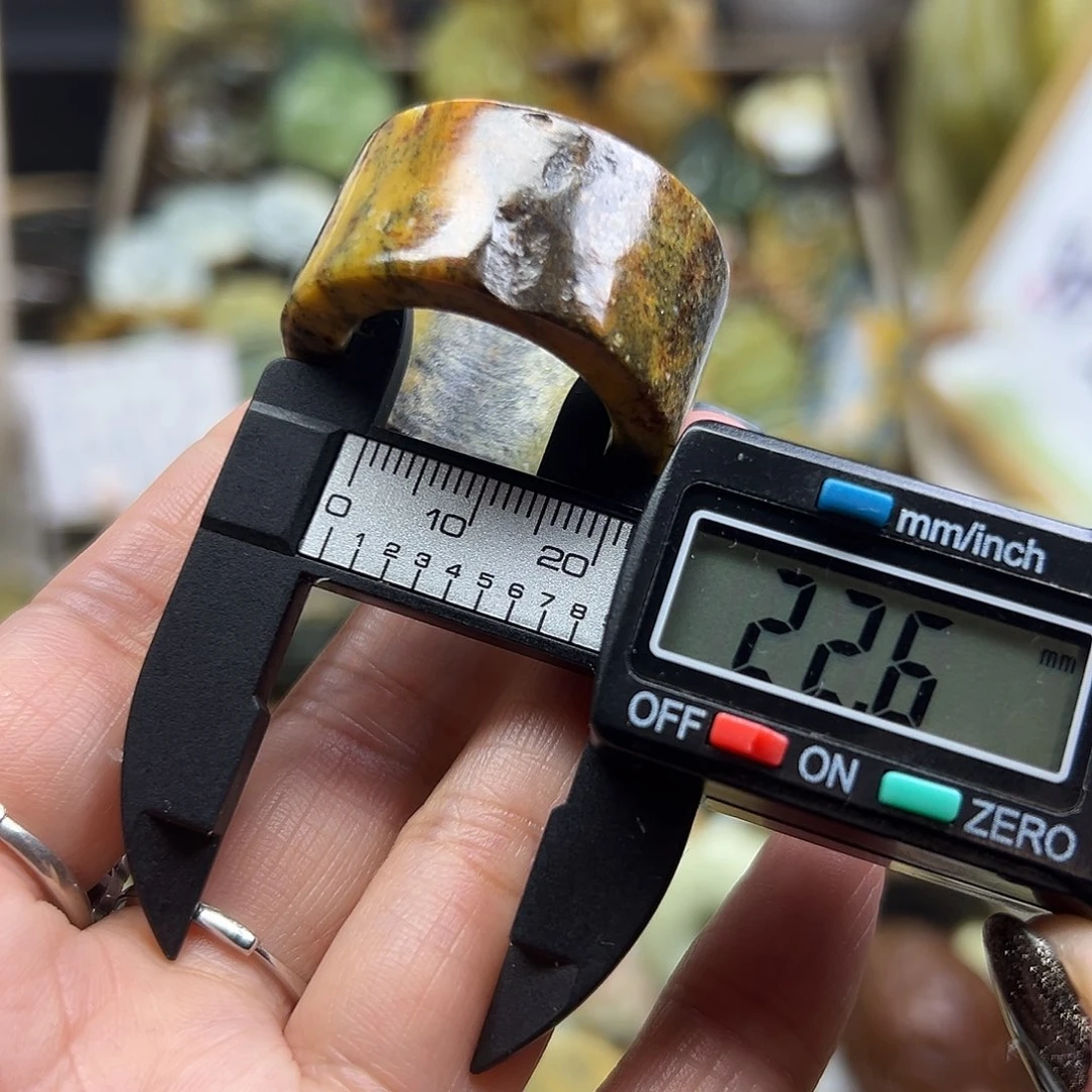 岫岩河磨玉（透闪石质玉）未镶嵌颈饰河磨玉扳指有瑕