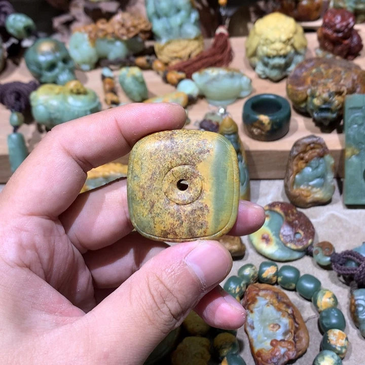 未镶嵌岫岩河磨玉（透闪石质玉）挂件