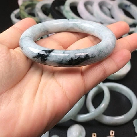 翡翠手镯未镶嵌飘花