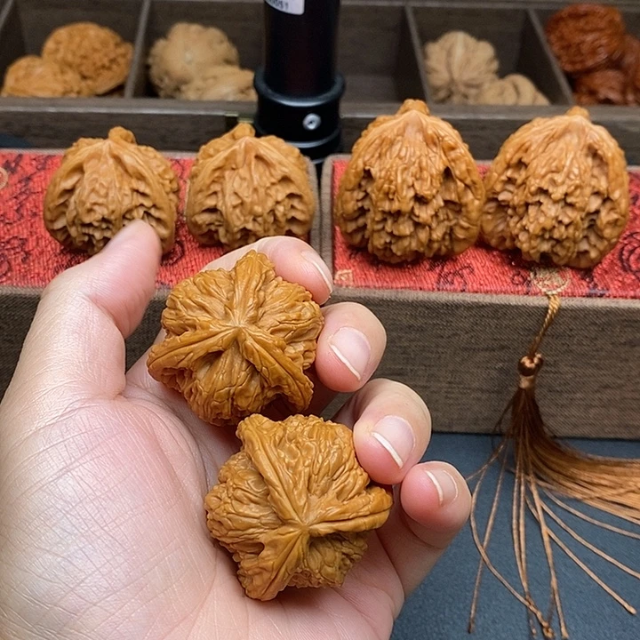 笑***痛文玩核桃把件白奔