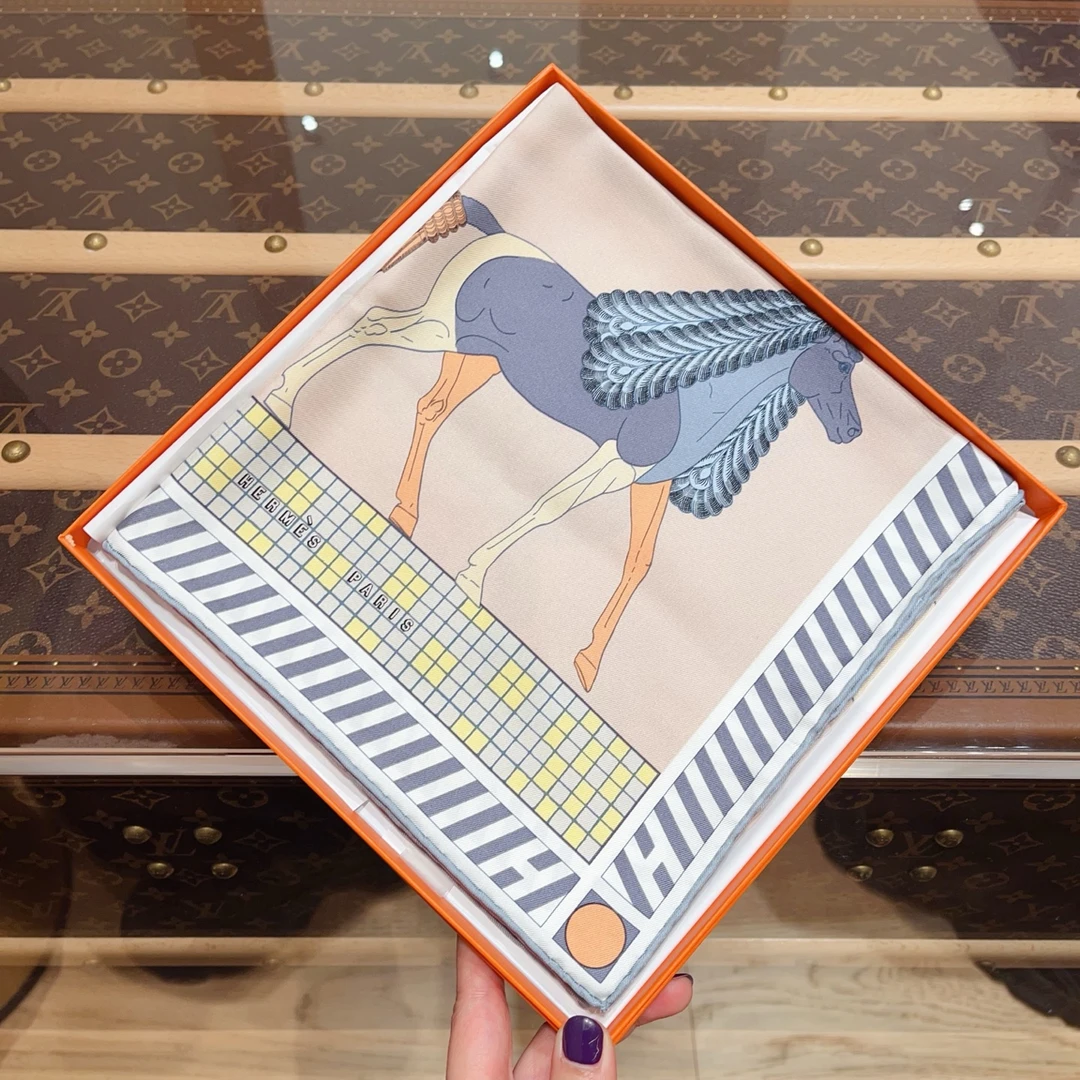 未使用 Hermes/爱马仕 “全速前进” 丝巾 工价5100!  尺寸:90x90cm