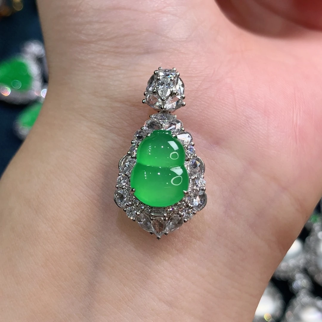 翡翠18K金镶嵌颈饰葫芦