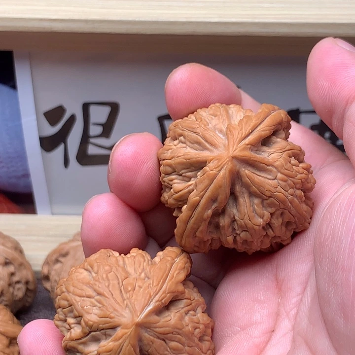 文玩核桃把件一***斧虎头王