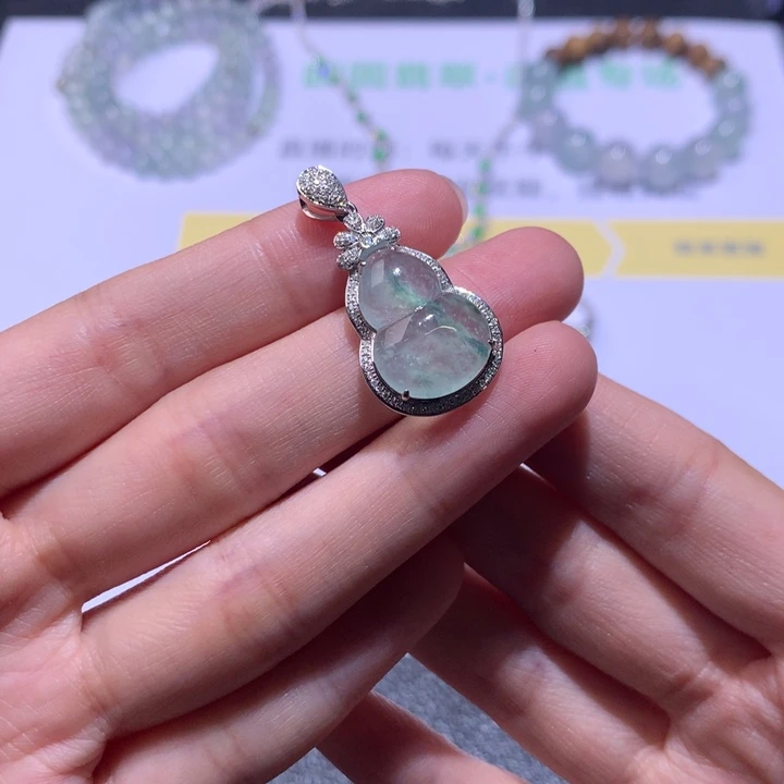 18K金镶嵌挂件翡翠