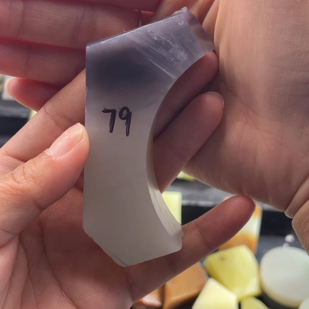 和田玉未镶嵌颈饰亮**。