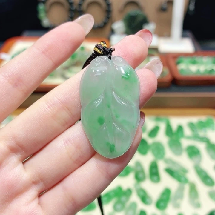 石英质玉（非洲翠）未镶嵌颈饰