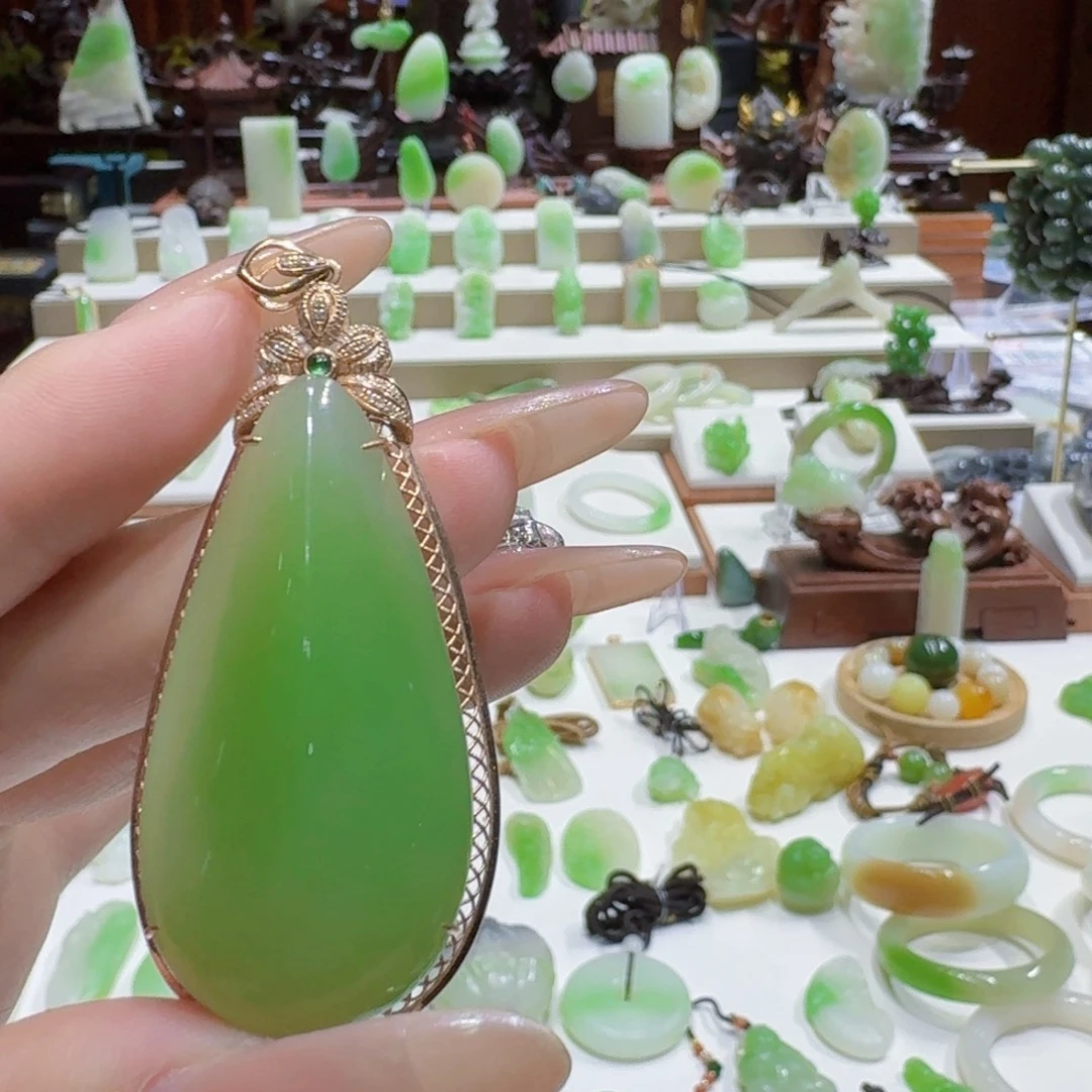 和田玉（翠青玉）18K金镶嵌挂件翠青水滴