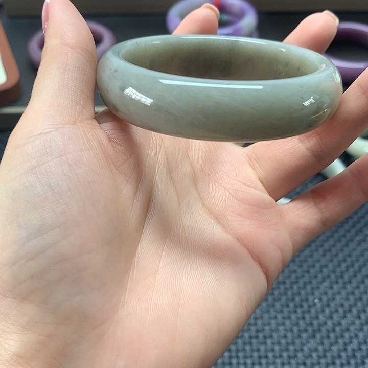 一***。石英质玉手镯未镶嵌
