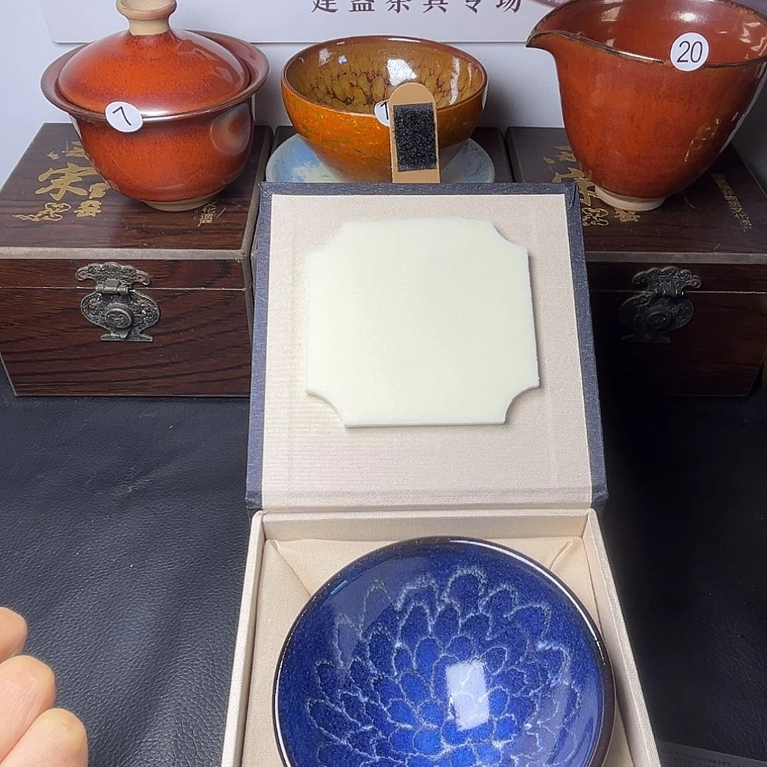 茶盏在干嘛我也在看手机