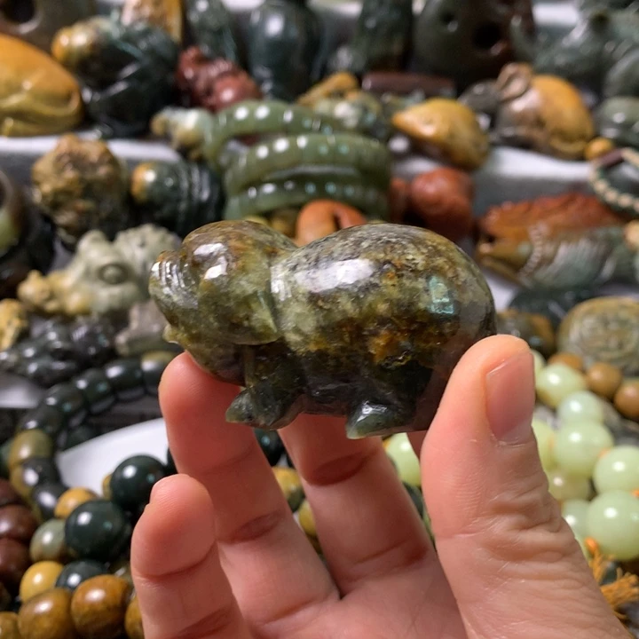 未镶嵌岫岩河磨玉（透闪石质玉）把件