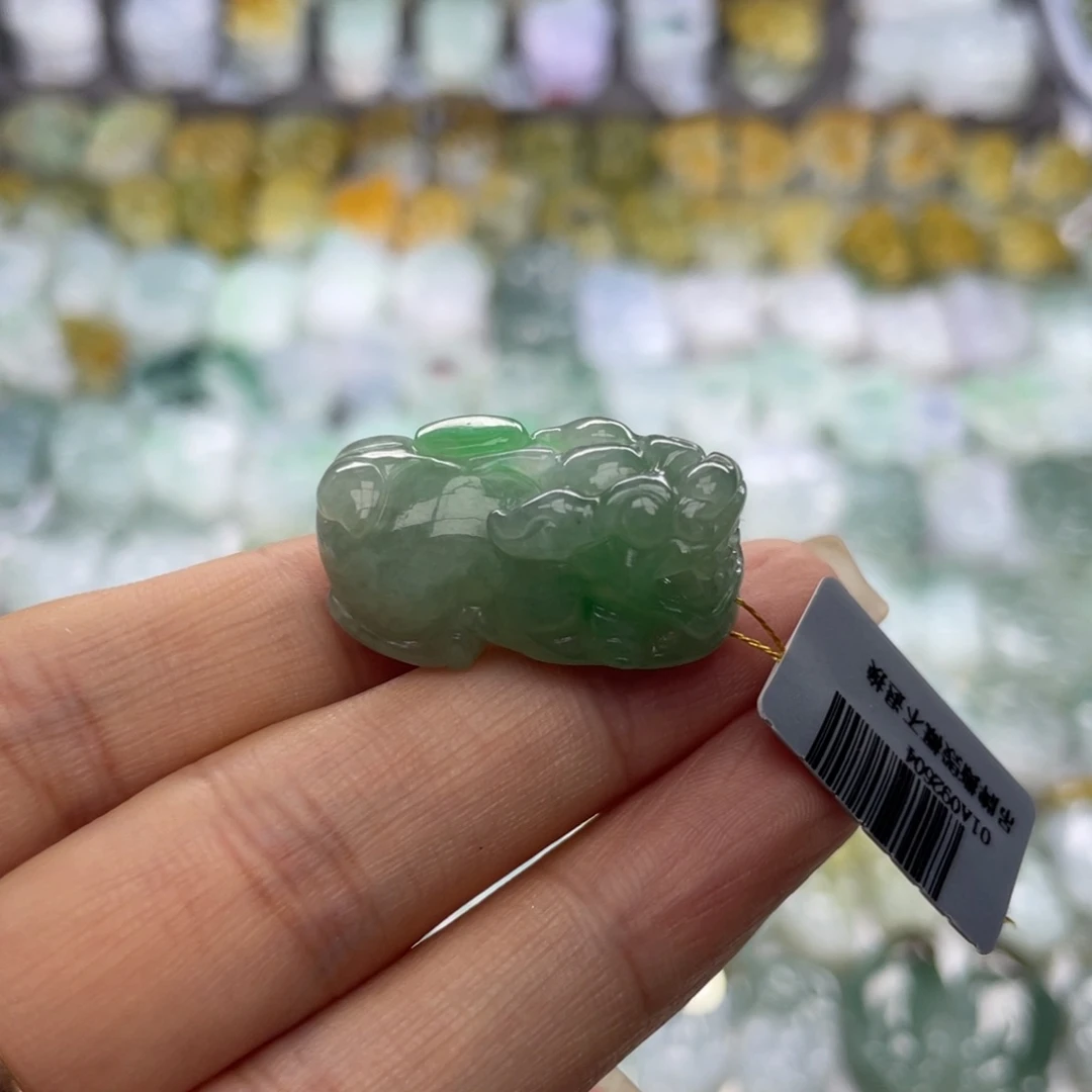 翡翠未镶嵌颈饰貔貅