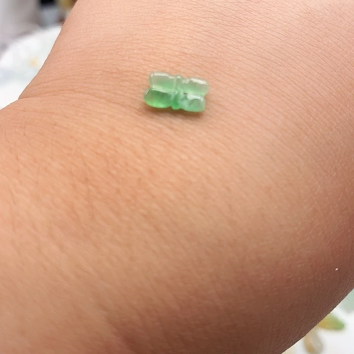翡翠未镶嵌颈饰蝴蝶结