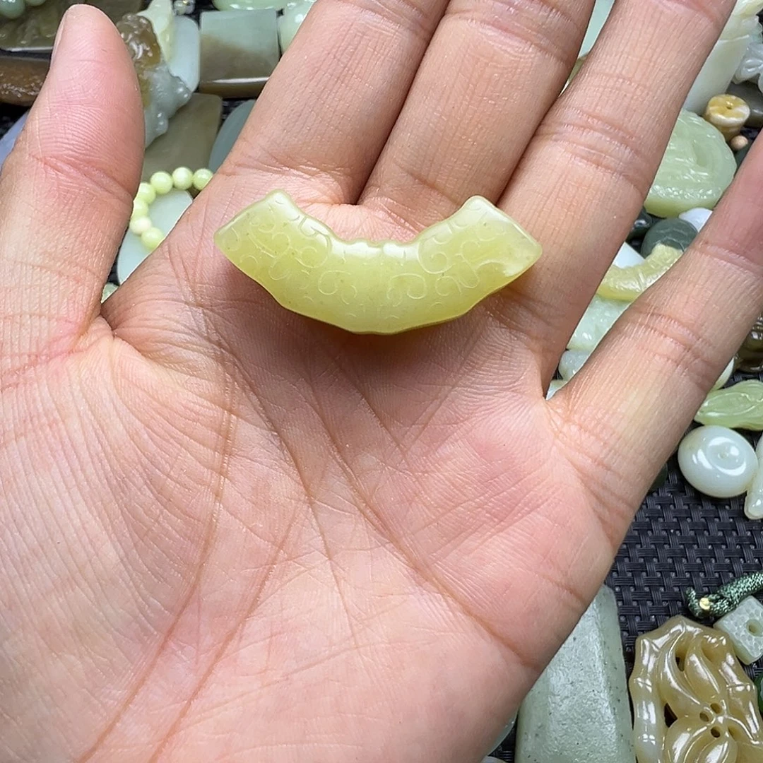 和田玉未镶嵌颈饰有纹漏，卡39.5