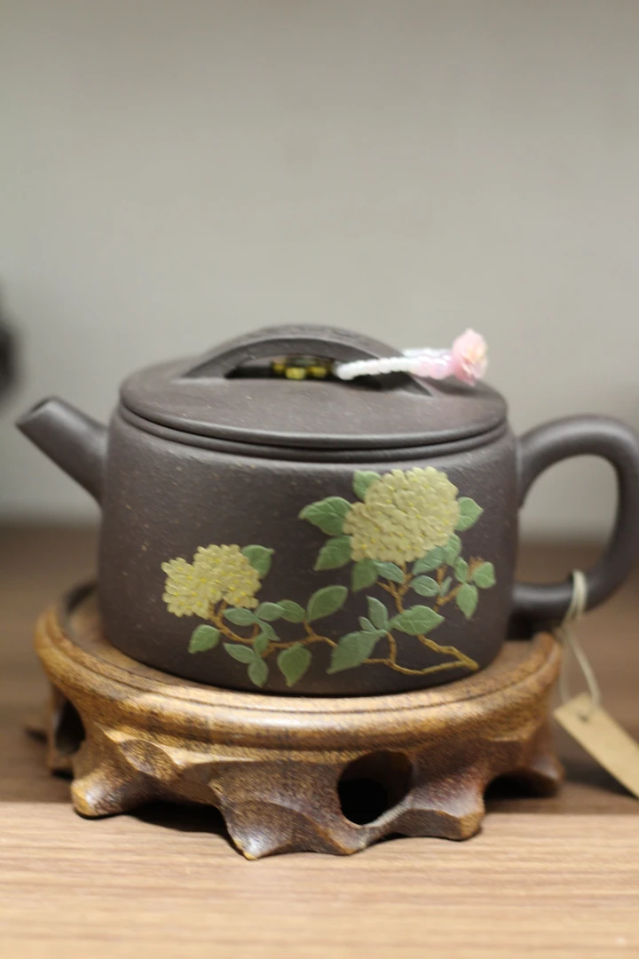 宜兴紫砂堆绘绣球花 汉瓦壶
